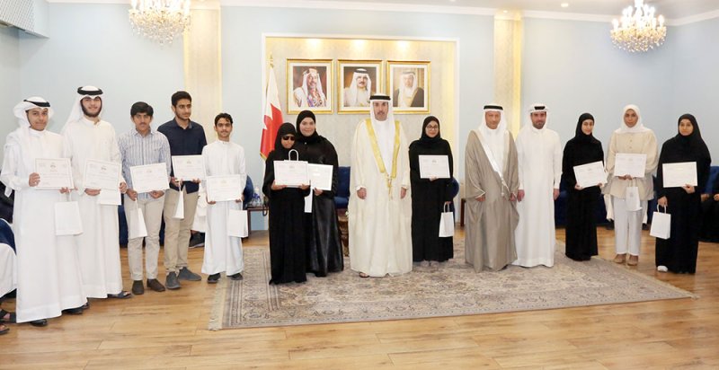 محافظ العاصمة يكرم الطلبة الخريجين الأوائل بمدارس المرحلة الثانوية بالمحافظة