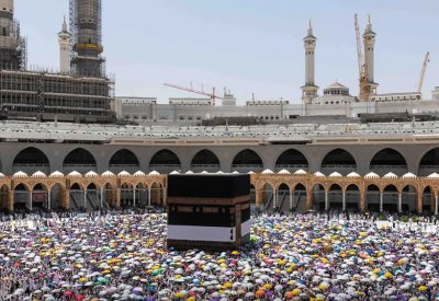 السعودية تبدأ إصدار التأشيرات الإلكترونية للعمرة