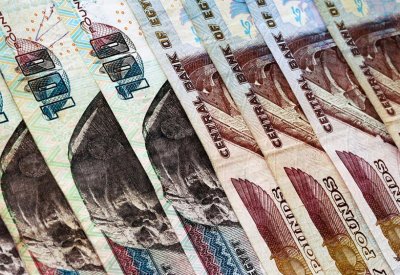 اشترى عقارات وسيارات.. موظف بنك يستولي على 70 مليون من أرصدة العملاء