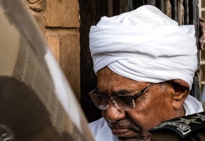 "الدعم السريع" تحاصر البشير و3 من كبار قادة نظامه