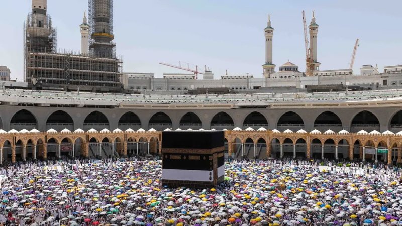السعودية تبدأ إصدار التأشيرات الإلكترونية للعمرة