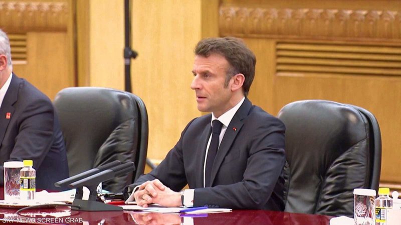 ماكرون يعبر عن دعمه لزيلينسكي قبيل قمة الناتو