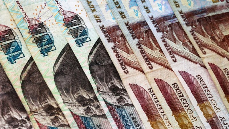 اشترى عقارات وسيارات.. موظف بنك يستولي على 70 مليون من أرصدة العملاء