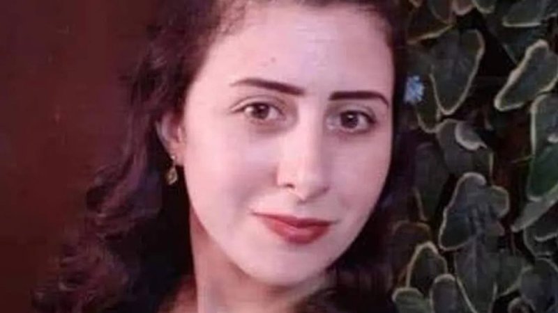 سوريا.. أم لـ 6 أطفال غارقة في دمائها وأقاربها يبحثون عن زوجها لـ "الثأر"