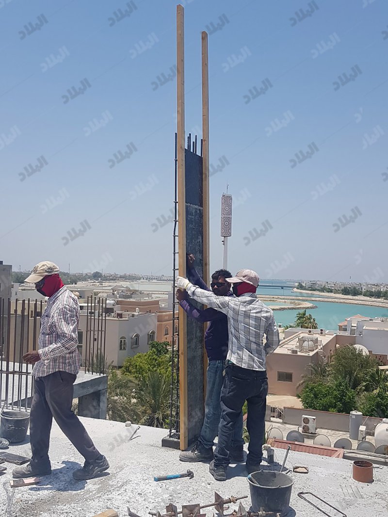 عدسة "البلاد" تواكب تطبيق قرار حظر العمل وقت الظهيرة بمواقع عمل مكشوفة
