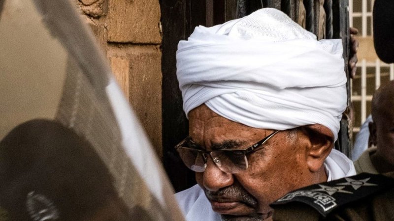 "الدعم السريع" تحاصر البشير و3 من كبار قادة نظامه