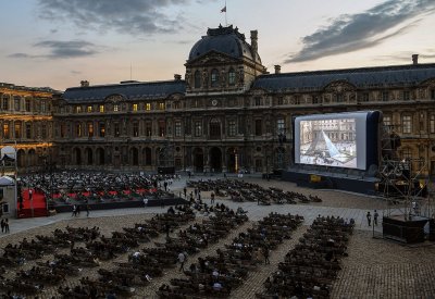 عروض الأفلام السينمائية في الهواء الطلق تشهد ازدهاراً في العالم أجمَع