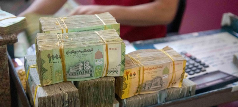 الريال اليمني يهبط لأدنى مستوى منذ عامين