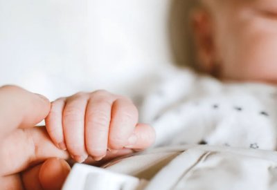 خطأ قد يسبب الموت المفاجئ.. لا ترتكبه عند وضع طفلك بالسرير