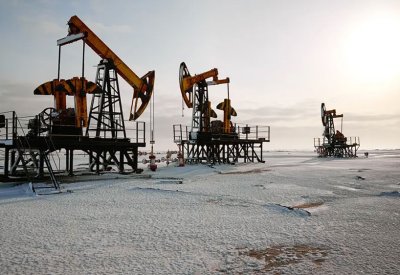 النفط يتراجع قبل إعلان بيانات أميركية وصينية وتخفيضات "أوبك+" تدعم السوق