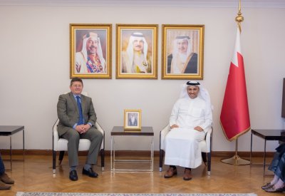 وزير الإعلام يستقبل سفير المملكة المتحدة لدى مملكة البحرين