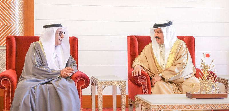 جلالة الملك المعظم يستقبل رئيس وأعضاء مجلس الإدارة الجديد لجمعية الصحافيين البحرينية