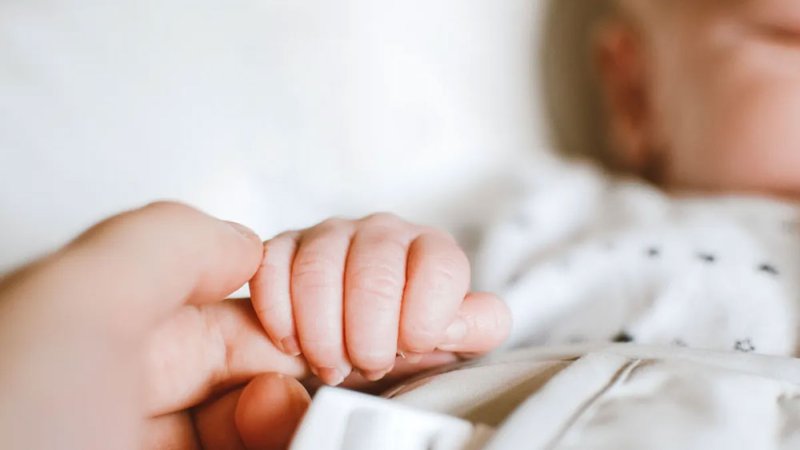 خطأ قد يسبب الموت المفاجئ.. لا ترتكبه عند وضع طفلك بالسرير