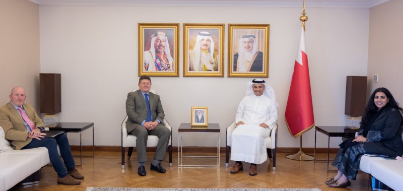 وزير الإعلام يستقبل سفير المملكة المتحدة لدى مملكة البحرين