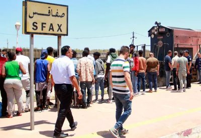 منظمة حقوقية: إجلاء مهاجرين عالقين عند الحدود التونسية الليبية