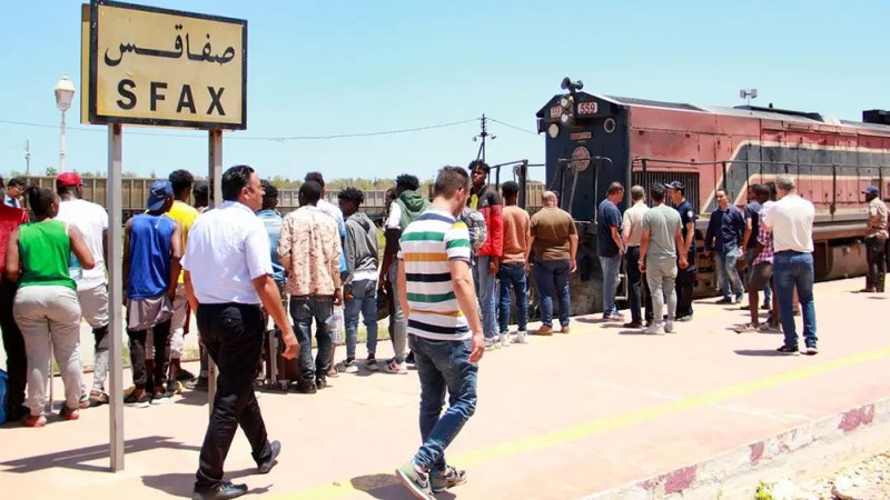 منظمة حقوقية: إجلاء مهاجرين عالقين عند الحدود التونسية الليبية