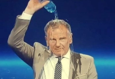 بالفيديو: لماذا سكب هذا الإعلامي النمساوي الماء على رأسه في نهاية النشرة؟
