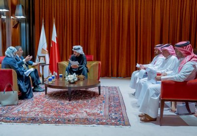خالد بن حمد يستقبل وزير شؤون الكهرباء والماء