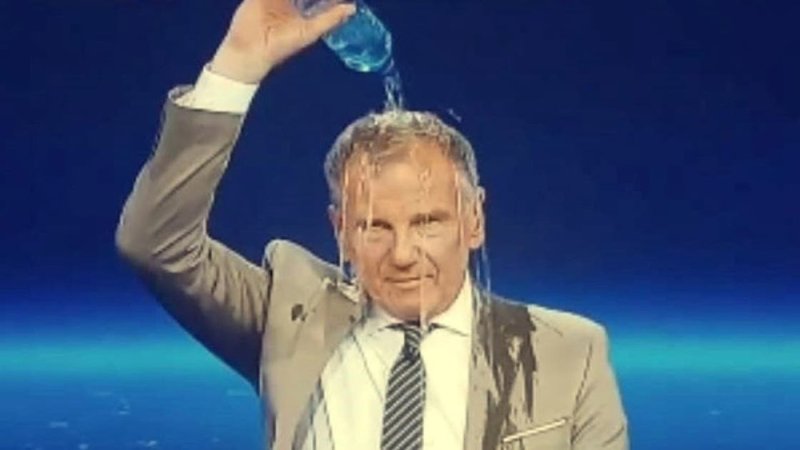 بالفيديو: لماذا سكب هذا الإعلامي النمساوي الماء على رأسه في نهاية النشرة؟
