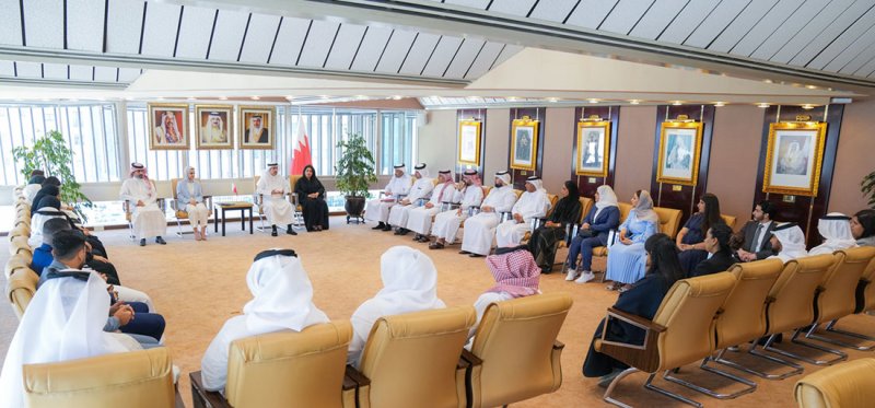 وزيرا العدل وشؤون الشباب يشيدان بما يتمتع به المحامون البحرينيون الشباب من طاقات وقدرات واعدة