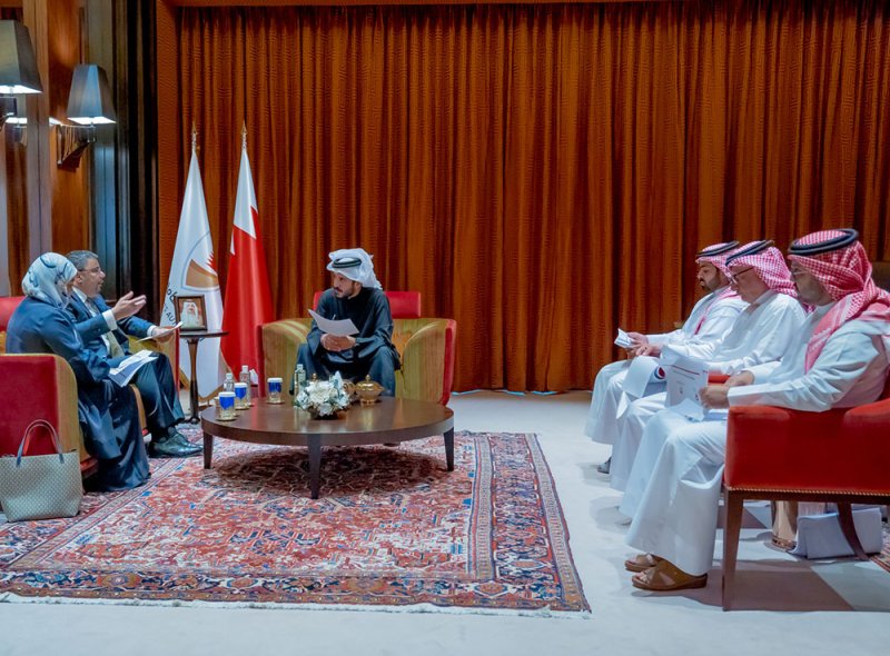 خالد بن حمد يستقبل وزير شؤون الكهرباء والماء