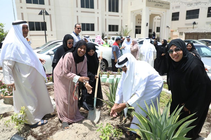 بلدية المنطقة الجنوبية وأعضاء الحكمة للمتقاعدين يغرسون 200 شتلة ضمن حملة "سواعد"