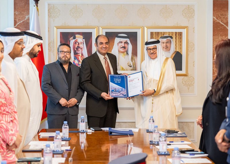 وزير الخارجية يتسلم شهادة "الآيزو 26000" للمسؤولية المجتمعية التي حصلت عليها الوزارة لإشرافها وإدارتها للخطة الوطنية لحقوق الإنسان