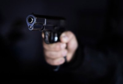 شاب يصور والده وهو يخرج مسدسه ويطلق الرصاص على أمه