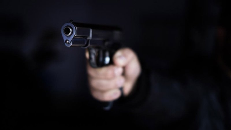 شاب يصور والده وهو يخرج مسدسه ويطلق الرصاص على أمه