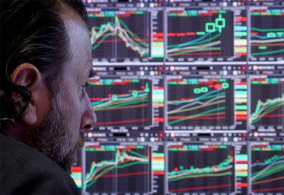 مؤشرات "وول ستريت" تتراجع بشكل طفيف وأسهم البنوك تهبط