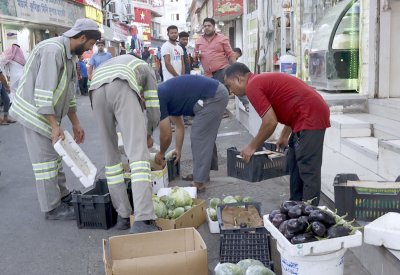 عمالة غير نظامية تزاول البيع في الـ5 فجراً بالشوارع