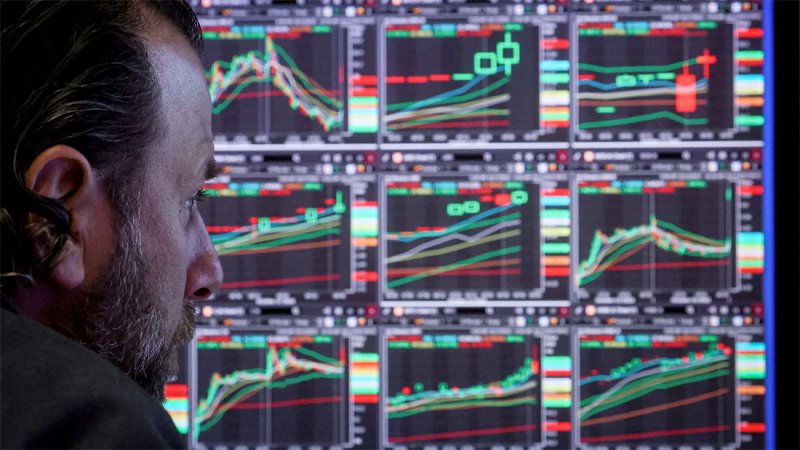 مؤشرات "وول ستريت" تتراجع بشكل طفيف وأسهم البنوك تهبط
