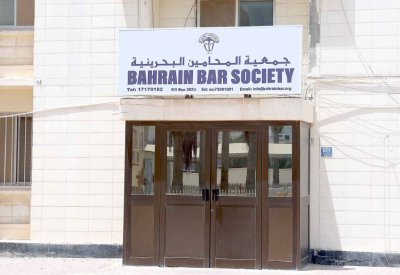 رفع الدعاوى التجارية والمدنية التي تزيد عن 5000 دينار بواسطة محامٍ