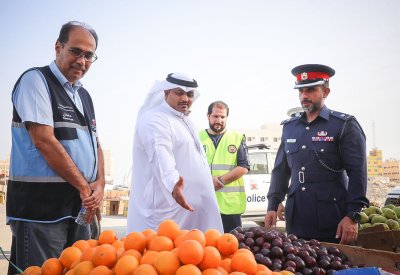 بلدية المنطقة الجنوبية تصادر 137 فرشة مخالفة للباعة الجائلين الآسيوين برأس زويد