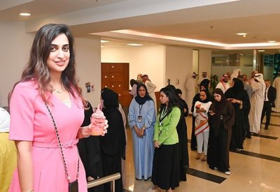 بالصور: وزارة الصناعة توزع آيسكريم اللوز على موظفيها