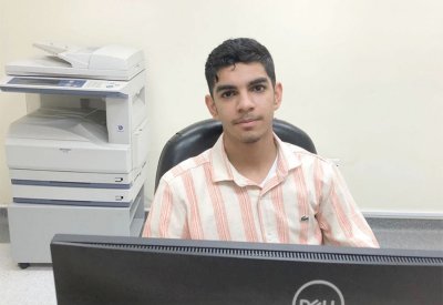الطالب هادي عبدالرزاق يطبق خدمة المجتمع في مستشفى جدحفص
