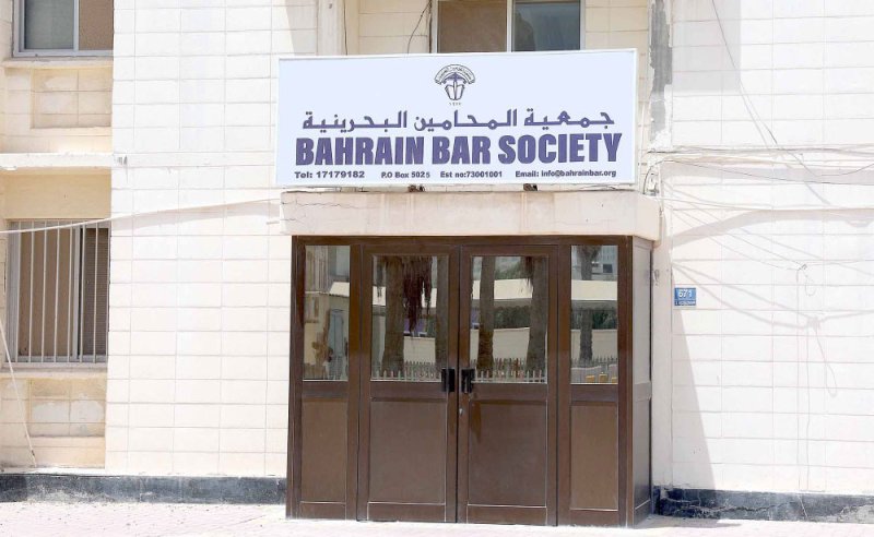 رفع الدعاوى التجارية والمدنية التي تزيد عن 5000 دينار بواسطة محامٍ