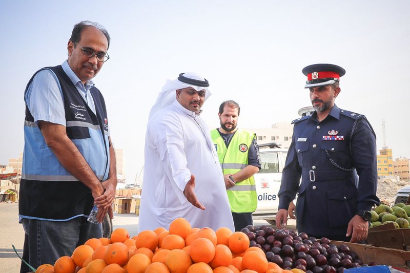 بلدية المنطقة الجنوبية تصادر 137 فرشة مخالفة للباعة الجائلين الآسيوين برأس زويد