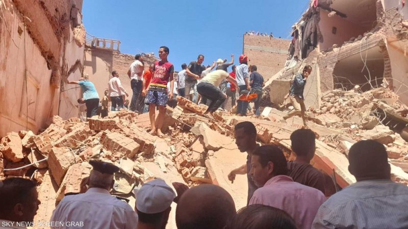 بالصور: قتيلان و9 مصابين في انهيار مبنى بمصر