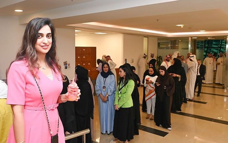 بالصور: وزارة الصناعة توزع آيسكريم اللوز على موظفيها
