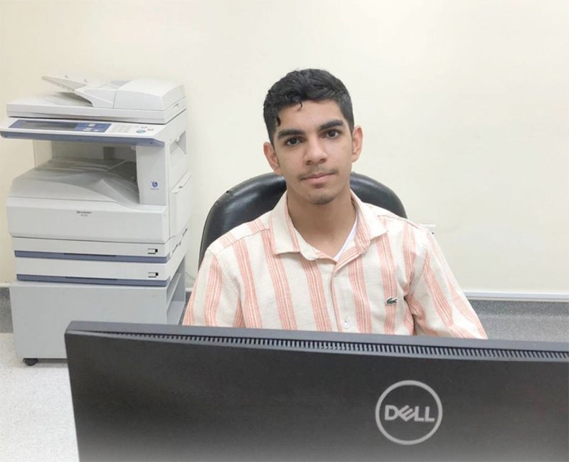 الطالب هادي عبدالرزاق يطبق خدمة المجتمع في مستشفى جدحفص