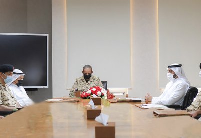 القائد العام لقوة دفاع البحرين يجتمع مع عدد من كبار المسؤولين والضباط بقوة دفاع البحرين