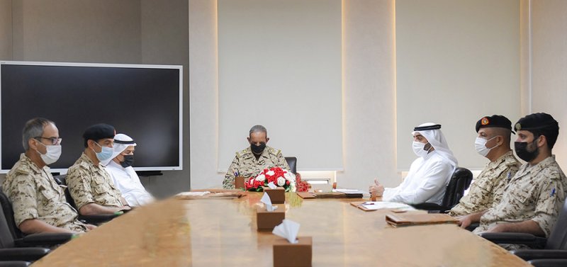 القائد العام لقوة دفاع البحرين يجتمع مع عدد من كبار المسؤولين والضباط بقوة دفاع البحرين