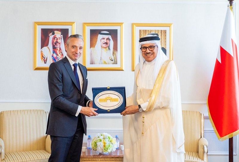 وزير الخارجية يستقبل سفير فرنسا لدى مملكة البحرين بمناسبة انتهاء فترة عمله