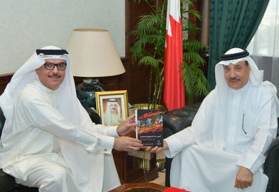 وزير العمل يتسلم نسخة من كتاب فيصل الملا
