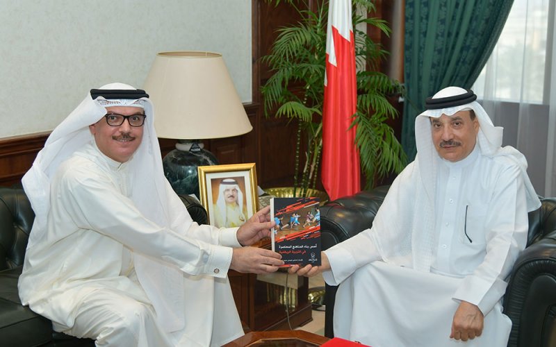 وزير العمل يتسلم نسخة من كتاب فيصل الملا