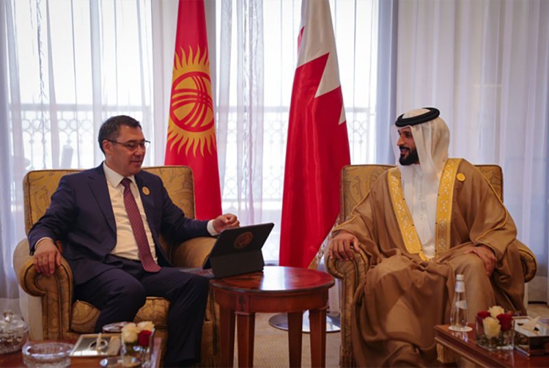 سمو الشيخ ناصر بن حمد يستقبل فخامة رئيس الجمهورية القيرغيزية