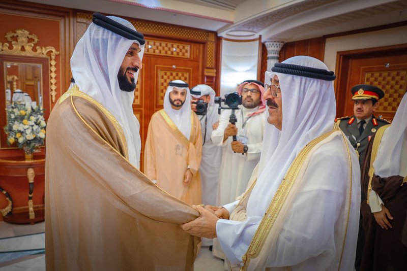 سمو الشيخ ناصر بن حمد يلتقي ممثل سمو أمير دولة الكويت ولي العهد في مقر إقامته بجدة