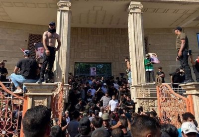 بخراطيم المياه.. قوات الأمن العراقية تفرق محتجين أمام سفارة السويد