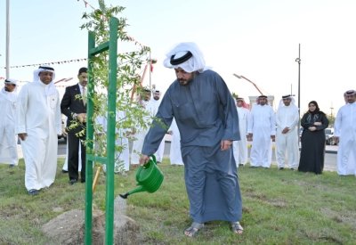 وزير شؤون البلديات والزراعة يشيد بمبادرة سمو الشيخ خالد بن حمد في تشجير المرافق الرياضية